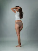 Bombacha bikini color marrón, de algodón y elastano, con laterales finos y cintura elástica con logo Calvin Klein.