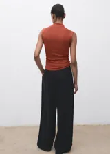 Camiseta sin mangas de cuello perkins, diseño entallado con fruncidos laterales y tirantes anchos.