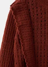 Sweater marrón de punto con volantes en los hombros, cuello redondo y mangas largas.