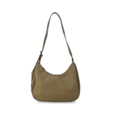 Cartera tipo hobo o media luna de cuero sintético negro, con textura granulada. Posee una correa ajustable para llevar al hombro o cruzada.