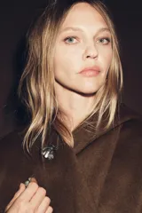 Maxi broche tipo aguja con diseño de abeja metálica decorada con brillos y pieza inferior ovalada con aplicación de cristales.