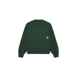 Sweater de punto verde oscuro con diseño de franjas horizontales texturizadas, cuello redondo y un pequeño parche rectangular amarillo con letras rojas en el pecho.