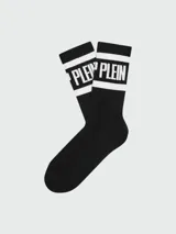 Calcetines deportivos negros con rayas horizontales blancas en el puño y logo de la marca en letras blancas.