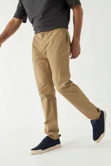 Pantalón chino de hombre color azul marino, confeccionado en gabardina. Presenta un calce regular, cierre con cremallera y botón, y bolsillos laterales y traseros.