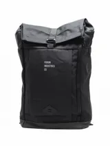 Mochila negra con cierre superior enrollable y hebilla de plástico. Cuenta con un bolsillo frontal con el texto "FORUM INDUSTRIES CO." y un parche en forma de diamante en la parte inferior. Tiene un bolsillo lateral con cierre.