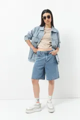 Remera de algodón a rayas horizontales azul marino y blanco, de manga larga y corte ajustado.