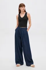 Musculosa gris melange de algodón, de corte ajustado al cuerpo y escote en V.
