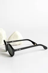 Lentes de sol redondos con montura de carey y lentes marrones.