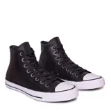 Championes de caña alta Converse modelo Chuck Taylor All Star, confeccionados en cuero negro con textura granulada. Presentan cordones negros, ojales metálicos, puntera de goma blanca y suela de goma vulcanizada con franja negra.