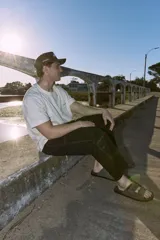 Sandalias de cuero grises con doble tira ancha y suela plana.