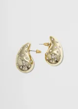 Par de aros dorados con forma de gota y strass incrustados.