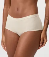 Kit de dos bombachas modelo boyshort Lov, de tiro medio y laterales amplios. Confeccionadas en algodón con elastano, una en color beige y otra en color negro, con detalle de placa metálica con logo en el lateral de la cintura.