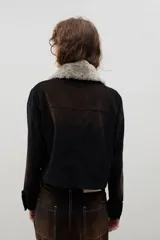 Chaqueta corta de pana con efecto gastado, cuello de piel sintética desmontable, cierre frontal con botones y bolsillos delanteros con solapa.