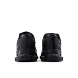 Championes New Balance modelo 2000, de diseño urbano y deportivo en color negro total. Presentan una estructura de malla transpirable con superposiciones sintéticas estilizadas y una suela robusta con tecnología de amortiguación Abzorb.