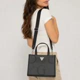 Cartera Guess modelo Jackie de color negro, con diseño texturizado con monograma de la marca, doble asa superior y correa ajustable con el logo impreso. Cuenta con aplique metálico triangular con el logo en el frente.