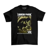Remera negra de algodón con estampado gráfico frontal inspirado en el álbum Meteora de Linkin Park, que muestra a un artista con máscara de gas pintando con aerosol.