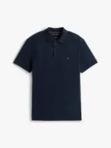 Chomba azul marino de corte regular Tommy Hilfiger, confeccionada en tejido piqué de algodón orgánico con cuello tipo chomba y cartera de dos botones. Presenta detalles distintivos de la marca y logo bordado en el pecho.