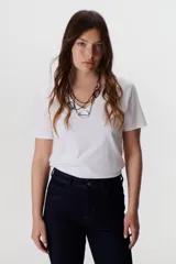 Remera de manga corta color beige, con escote en V.