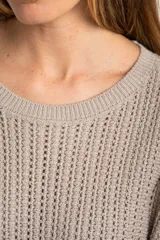 Sweater de punto texturado en color bordó con destellos de lurex, de corte holgado, cuello redondo y mangas largas.