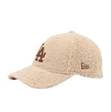 Gorra tipo baseball New Era modelo 9Forty, confeccionada en tejido de textura tipo borrego en color beige. Presenta el logo de los Los Angeles Dodgers bordado en el frente en color marrón y cierre ajustable en la parte posterior.
