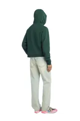 Jeans straight fit de corte recto y tiro medio, confeccionados en denim de algodón con patrón de espiga en tono celeste claro. Cuenta con diseño clásico de cinco bolsillos, efecto lavado y cierre frontal con botón y cremallera.