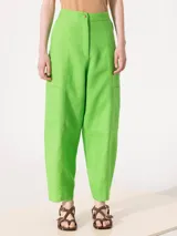 Pantalón verde de lino, corte amplio, con bolsillos plaque y ojal en laterales.
