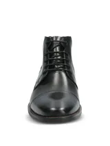 Bota de vestir tipo botineta en cuero negro, con cordones, puntera reforzada y suela de goma con costura decorativa.