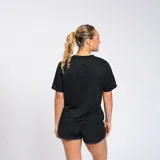 Remera deportiva de manga corta marca Umbro, color negro, con cuello redondo y el logo de la marca bordado en el pecho.