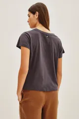 Remera de algodón color gris oscuro con estampado frontal de un guepardo sentado sobre un fondo estrellado con rayos y texto que incluye "High Voltage" y "Rock N Roll".