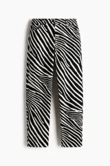 Pantalón de cinco bolsillos en sarga de algodón, de cintura estándar y diseño barrel con estampado de cebra en blanco y negro.