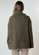 Campera estilo motoquera confeccionada en paño de lana color gris oscuro, con cuello solapa asimétrico y cierre frontal con cremallera metálica.