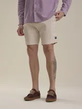 Bermuda de gabardina color beige, de corte casual y diseño liso, con bolsillos laterales y traseros.