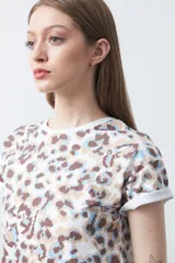 Remera de manga corta con estampado animal print en tonos blanco, marrón, beige y celeste.