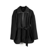 Campera negra de poliéster con fit regular, cierre frontal y dos bolsillos abiertos.