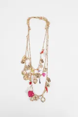 Collar de cadena dorada de eslabones finos con múltiples dijes colgantes de diversos estilos, incluyendo corazones, figuras de frutas, elementos geométricos y detalles en colores vibrantes.