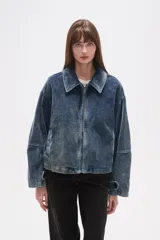 Campera azul de pana con cierre frontal, cuello camisero y corte holgado.