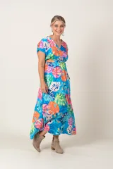 Vestido midi con estampado de hojas de colores, escote en V cruzado, mangas cortas y lazo en la cintura.