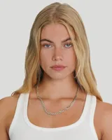 Collar de cadena estilo cubano, fabricado en plata 925 con acabado pulido brillante.