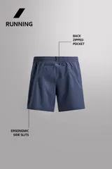 Shorts de running confeccionados en tejido técnico ligero y elástico, con forro interior. Presentan cintura elástica ajustable con cordón interior, aberturas laterales en el bajo, bolsillo lateral multifunción y bolsillo trasero con cierre de cremallera.