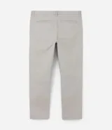 Pantalón de vestir color marrón, de corte slim y largo cropped. Confeccionado en tejido de algodón liso, con bolsillos laterales y traseros. Cierre frontal con botón y cremallera.