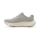 Championes deportivos Skechers Go Run Consistent 3 Rushline, color gris con suela blanca y detalles en marrón. Cuentan con capellada de malla técnica transpirable, amortiguación reactiva y diseño slip-ins con cordones.