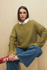 Sweater blanco de tejido de punto calado con escote redondo y mangas anchas.