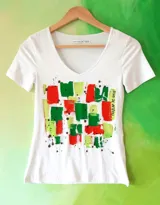 Remera blanca de manga corta y cuello en V de la marca Carolina De Cunto, con diseño estampado frontal de bloques abstractos en tonos verdes, rojos y amarillos.