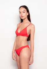 Bombacha de bikini color amarillo liso, de corte clásico.