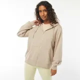 Buzo beige con capucha, cierre frontal con cremallera y bolsillos tipo canguro.