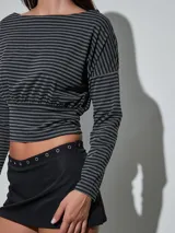 Remera manga larga crop de rayas horizontales en tonos gris y negro, con escote bote y cintura fruncida con elástico.