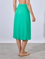 Falda midi gris de modal, con pretina ancha elastizada y lazo de ajuste.