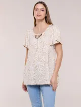 Blusa estampada en tonos de azul y blanco, con escote redondo, aplique artesanal bordado en el centro del pecho, mangas cortas tipo mariposa con volados y ruedo asimétrico.