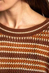 Sweater de punto con diseño de rayas horizontales en tonos ocre, marrón y crudo. Presenta cuello redondo, mangas largas y puños acanalados.