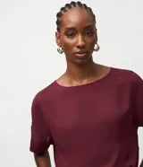 Blusa femenina color bordó, con cuello redondo y mangas cortas. Confeccionada en chiffon, un tejido ligero y ligeramente transparente.